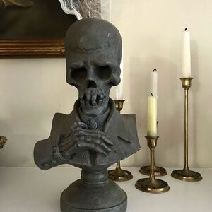 Halloween Moonlight Manor Gray Skeleton Bust